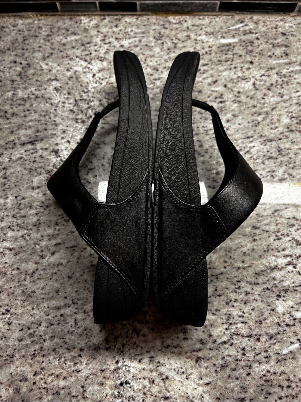 FitFlop Black Leather Thong Sandals size 9 - Picture 5 of 7
